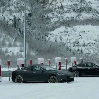 Automóveis Tesla na neve