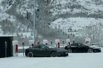Automóveis Tesla na neve