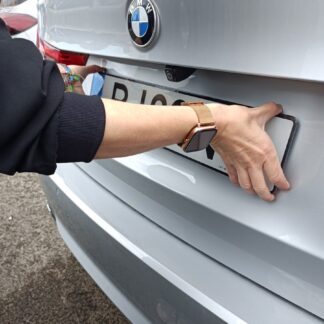 Montagem de placas de matrícula